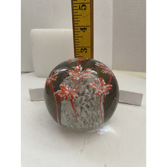 Vintage Round Handblown Art Glass Paperweight Six Stemmed Red & White Flowers - Picture 14 of 14